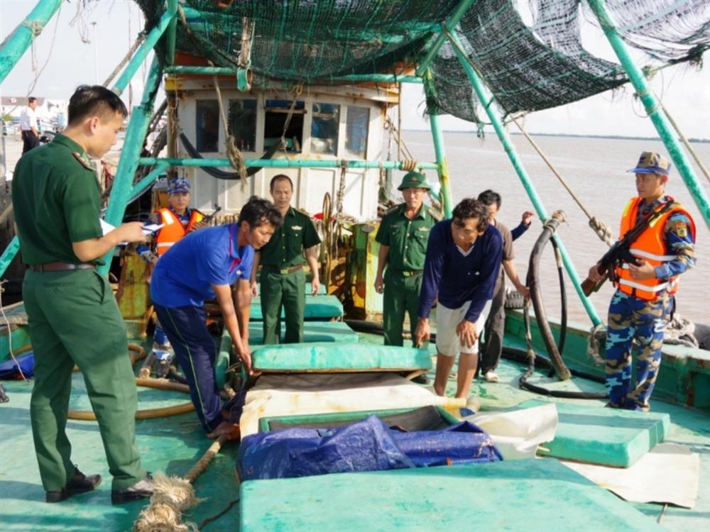 Liên tiếp phát hiện phương tiện khai thác thủy sản, vận chuyển lượng lớn dầu DO trái phép 